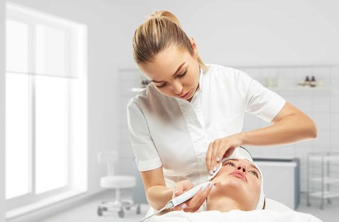 Image do post Área estética é a especialidade médica que mais anuncia na internet, aponta levantamento inédito